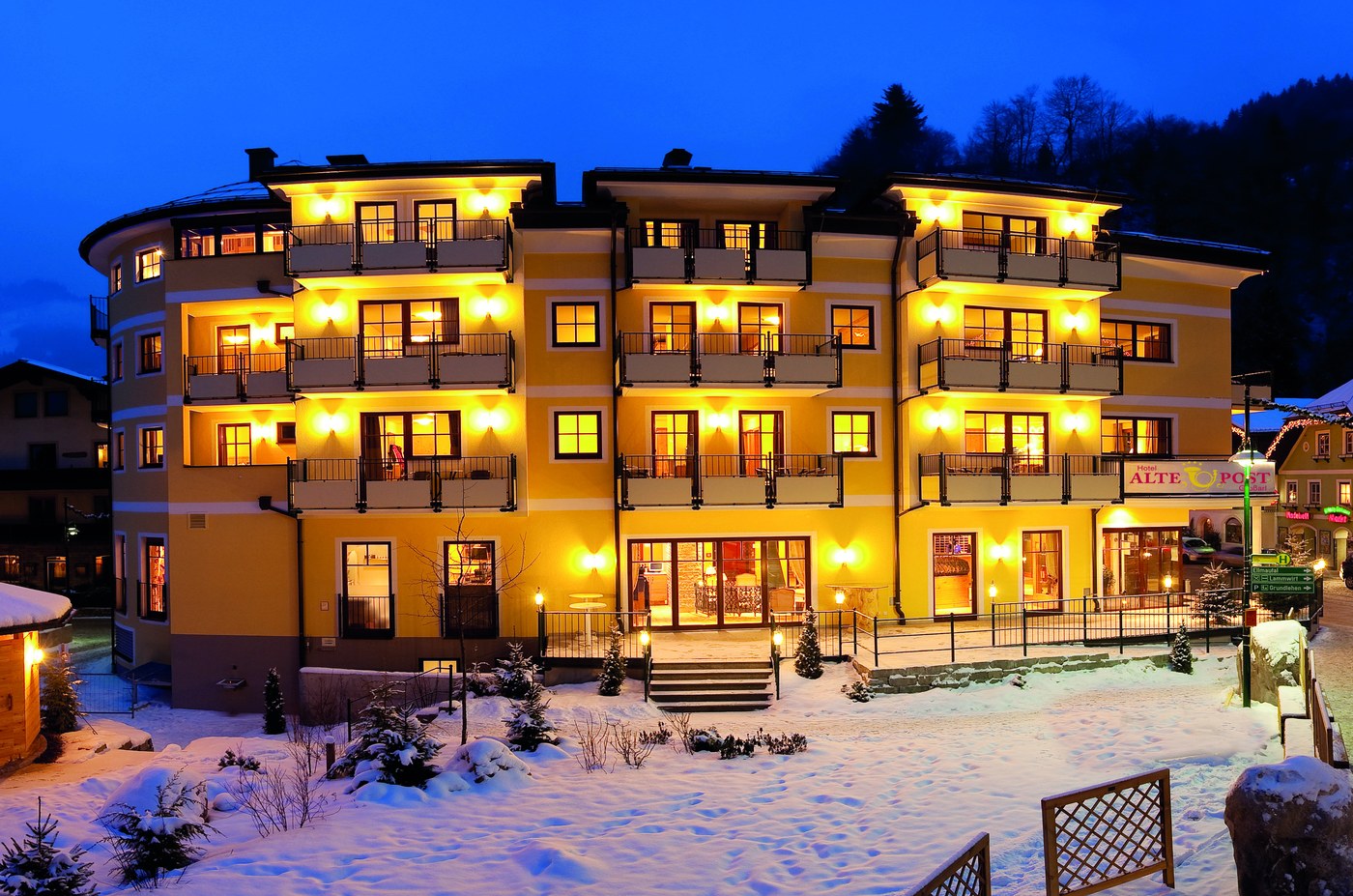 Das Hotel Alte Post in Großarl am Abend, beleuchtet und verschneit
